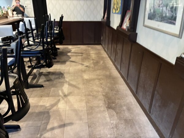 【京都市伏見区】店舗の床・トイレ清掃で美観アップ！